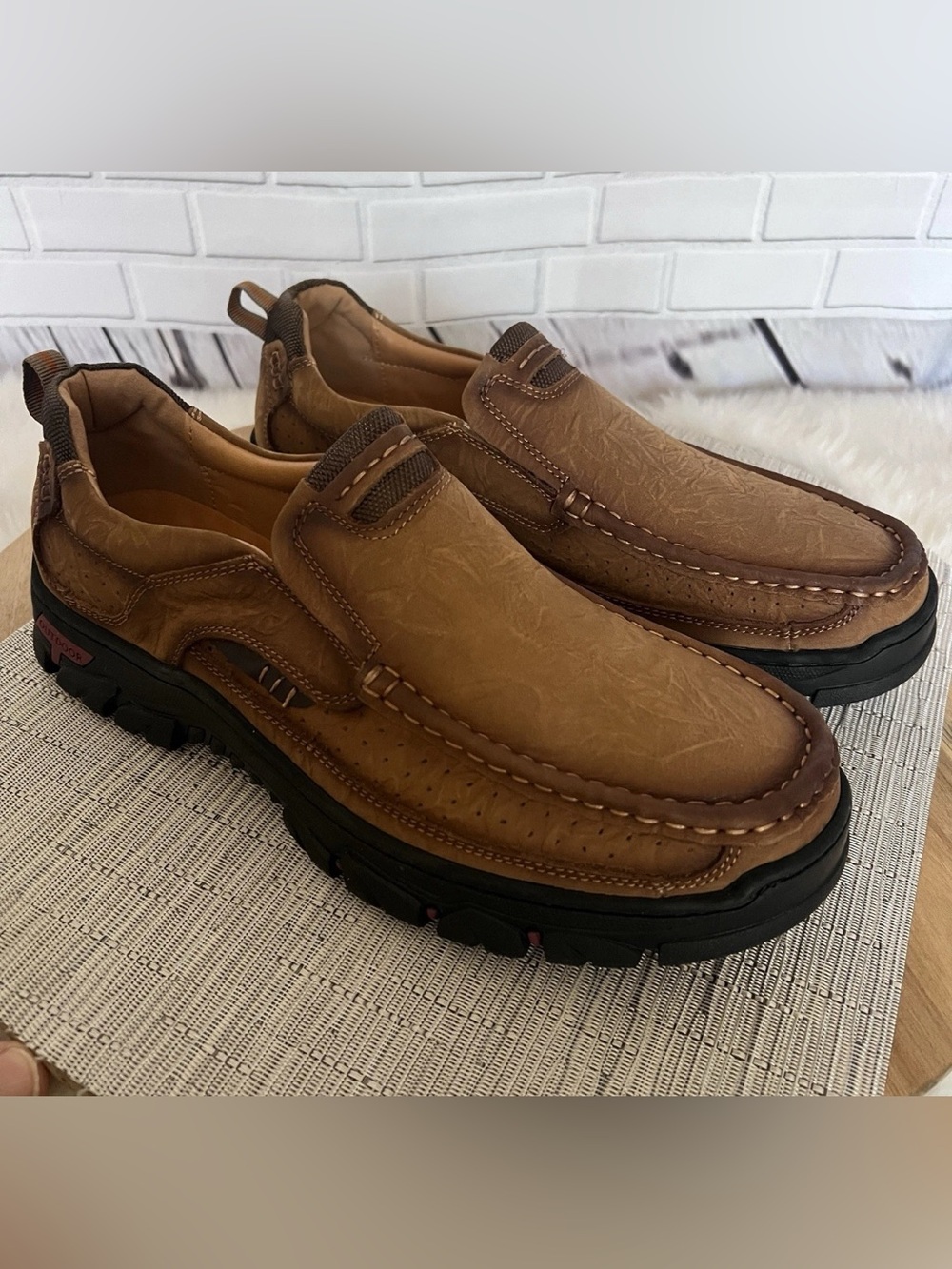 VENSHINE Mens Walking Shoes Leather Lightweight Breathable Casual Slip Sz 12 NEW